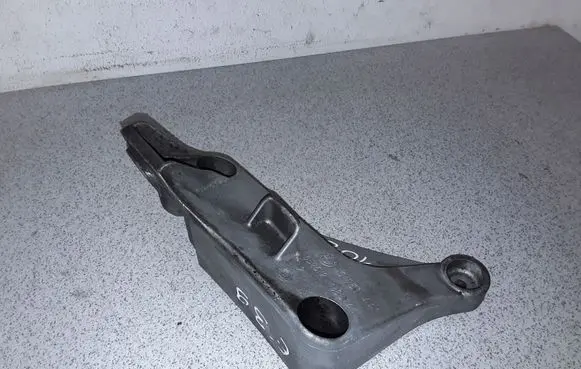 BMW 5 E39 Engine mounting bracket 6750441