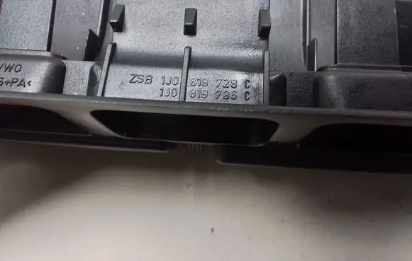 Volkswagen Golf IV Dash center air vent grill 1J0819728C 1J0819736C