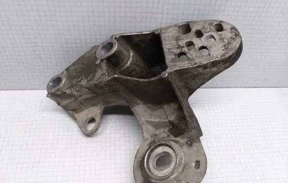 Volkswagen PASSAT B5.5 Engine mounting bracket 8E0199351F