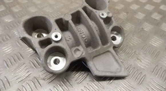 Peugeot 208 Engine mounting bracket 9826364780