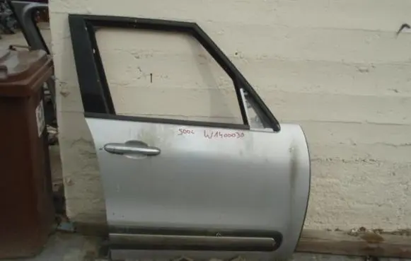 Fiat 500L Front door
