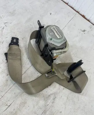 Opel Insignia A Front seatbelt 13303852 5010C4113I