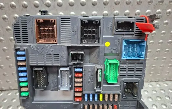 Peugeot 208 I Fuse module S263371136 9678355880