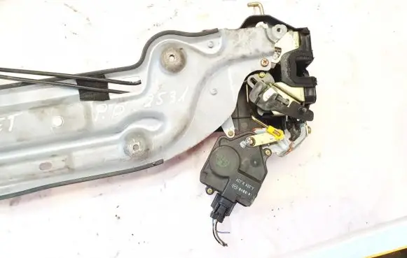 Hyundai Trajet Front door lock