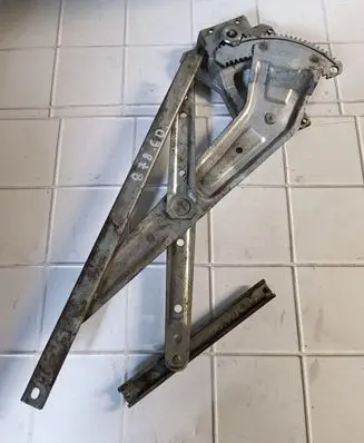 Rear door manual window regulator