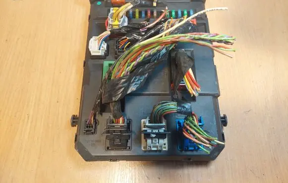 Peugeot 207 Central body control module 9664983080 BSIEVX0100