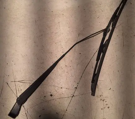 Front wiper blade arm
