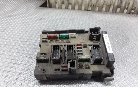 Peugeot 307 Fuse module 9646405180