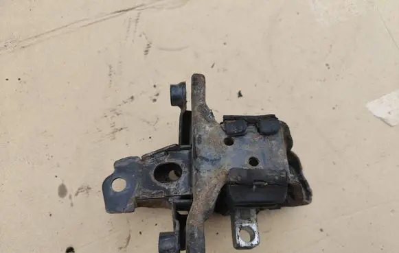 Skoda Fabia Mk1 (6Y) Engine mount bracket