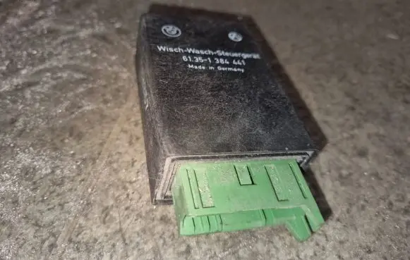 BMW 5 E34 Window wiper relay 61351384441