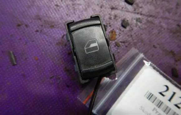 Skoda Octavia Mk1 (1U) Quarter vent window switch 1U0959855A