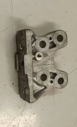 Engine mounting bracket