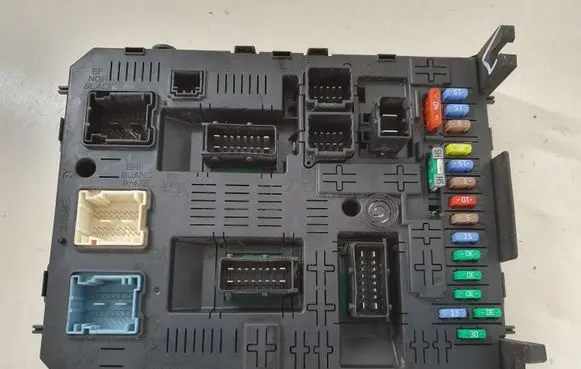 Citroen C4 I Picasso Fuse module 9666895380