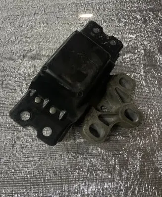 Volkswagen PASSAT B6 Engine mount bracket 3C0199555