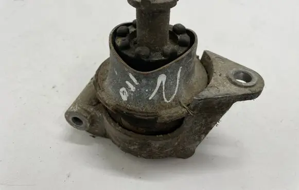Opel Zafira B Engine mount bracket