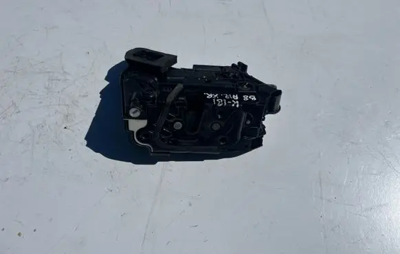 Volkswagen PASSAT B8 Rear door lock 5E0839015 6R0837349