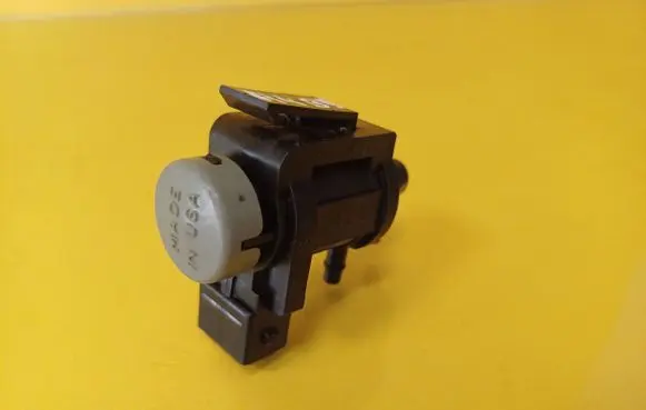 Audi A4 S4 B5 8D Turbo solenoid valve 1J0906283A