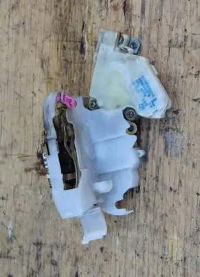 Subaru Impreza II Front door lock 61100FE010