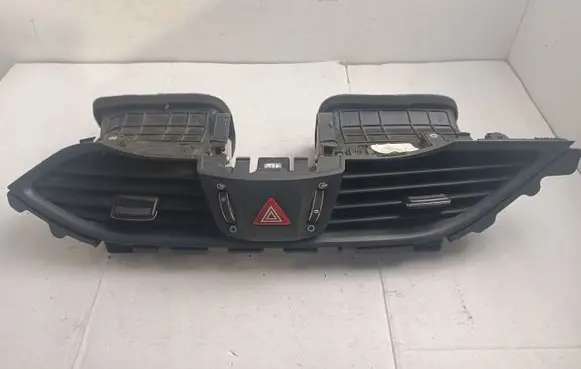 Hyundai i30 Dash center air vent grill 97401G4000