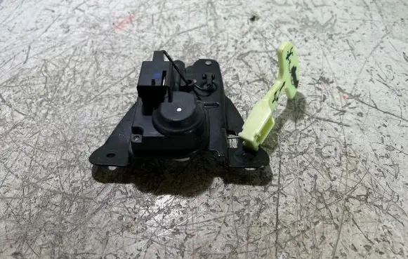 Loading door lock