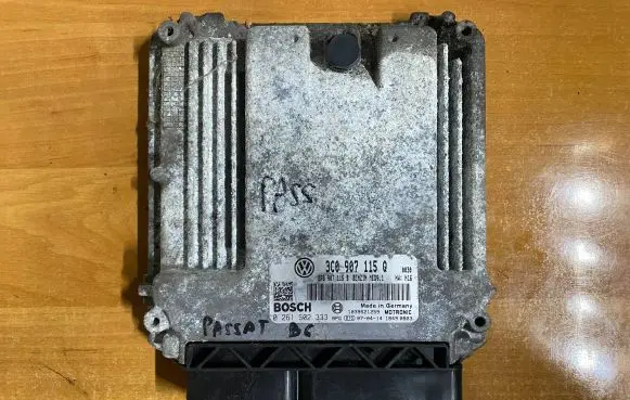 Volkswagen PASSAT B6 Engine control unit/module 8P0907115B 3C0907115Q 0261S02333
