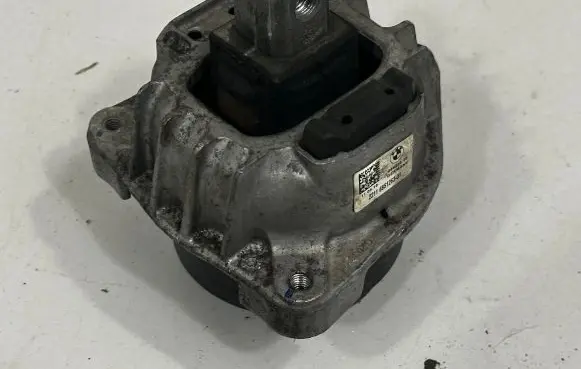 BMW 6 F12 F13 Engine mount bracket 6851263