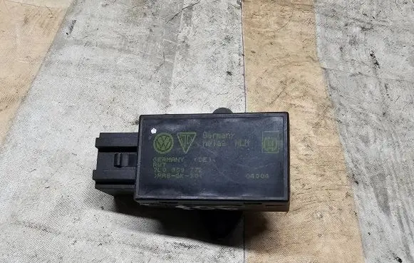 Volkswagen Touran I Seat heating relay 7L0959772