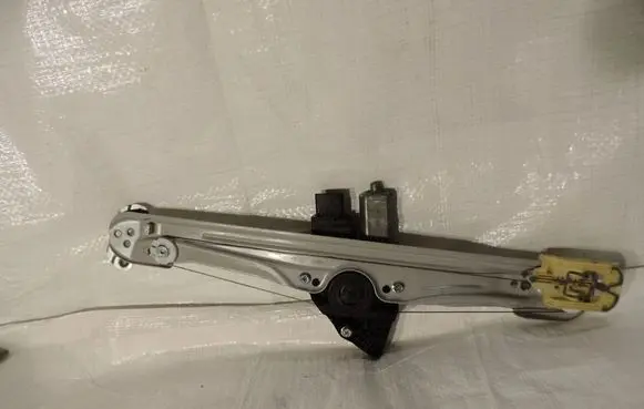 Opel Crossland X Front door window regulator with motor