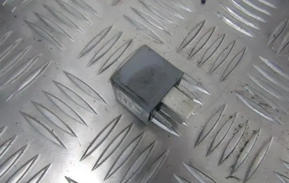 Audi A4 S4 B5 8D Other relay 8d0951253 v23134-j52-x300