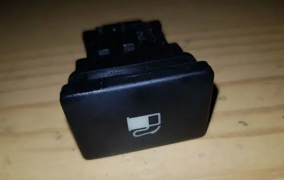 Toyota Avensis T270 Fuel tank opening switch 15C252
