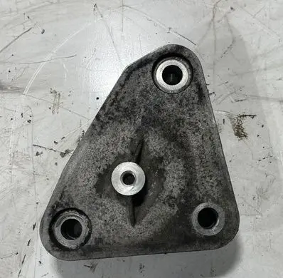 Jaguar XF X250 Engine mounting bracket