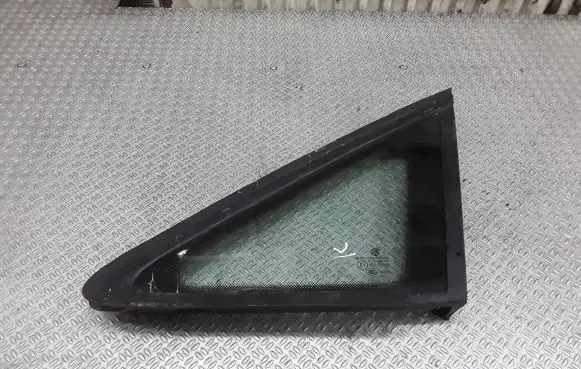 Volkswagen Touran I Front triangle window/glass 