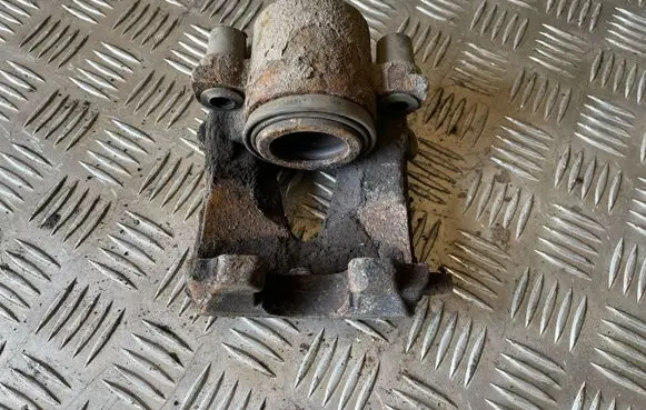 Volkswagen Golf VI Front brake caliper 