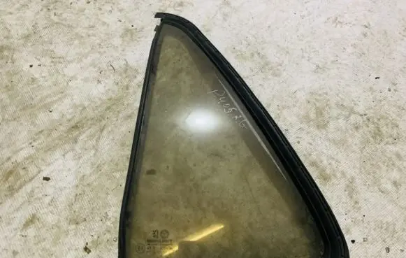 Peugeot 405 Rear vent window glass 