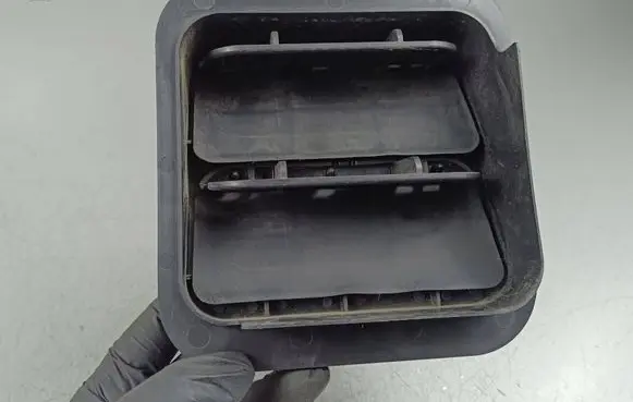 Quarter panel pressure vent
