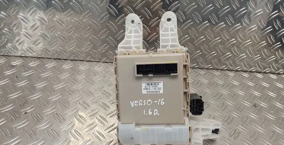 Toyota Verso Fuse module 827300FA00