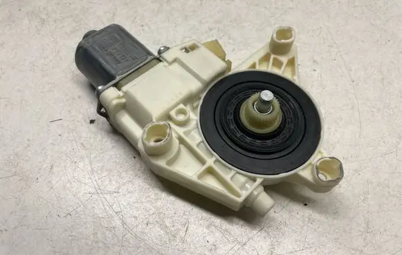 Mercedes-Benz C W204 Front door window regulator motor A2048200142