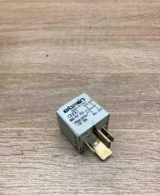 Volkswagen PASSAT B5.5 Other relay 8D0951253