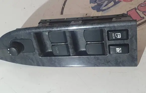 Suzuki Grand Vitara II Electric window control switch 8372765J0