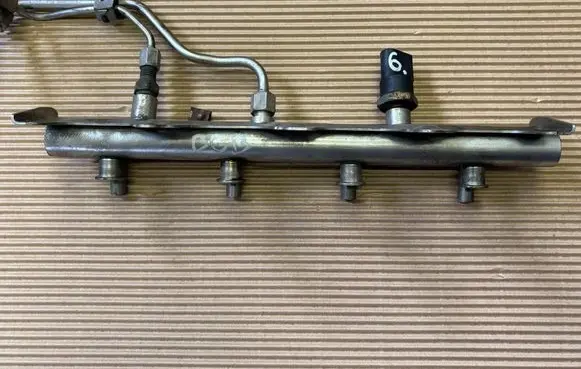 Skoda Octavia Mk2 (1Z) Fuel main line pipe 06F133317G 0261545008 06F133317F