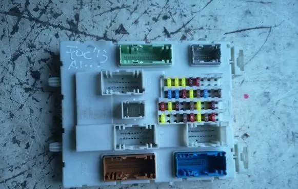 Ford Focus Fuse module AV6T9A340AAA