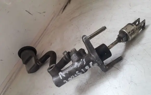 Toyota Avensis T220 Clutch slave cylinder 