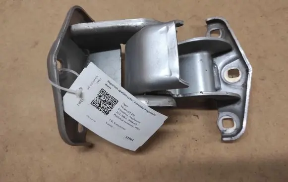 Opel Vivaro Loading door lower hinge 527428
