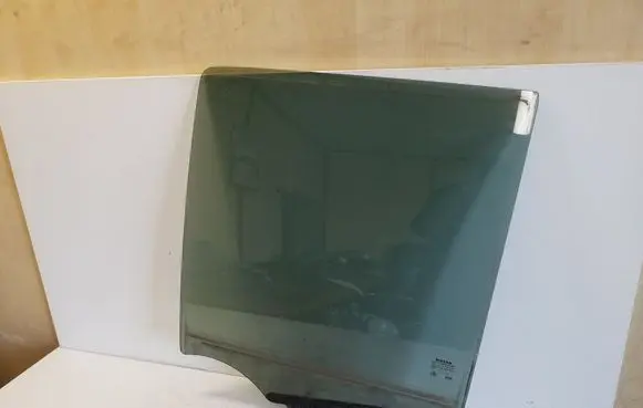 Nissan Pathfinder R51 Rear door window glass E943R004654