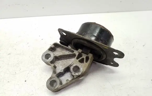 Chevrolet Captiva Engine mount bracket H60077A