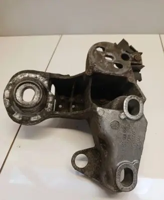 Audi A4 S4 B7 8E 8H Engine mounting bracket 8e0199352f