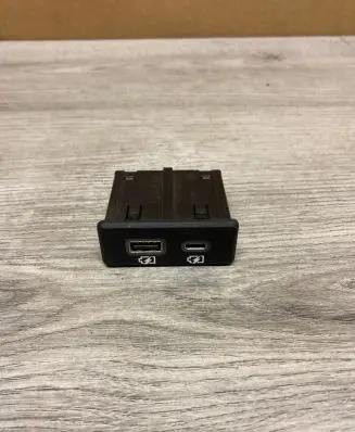 Nissan Murano Z52 USB socket connector 284H39DJ0A 35185941 1834601661
