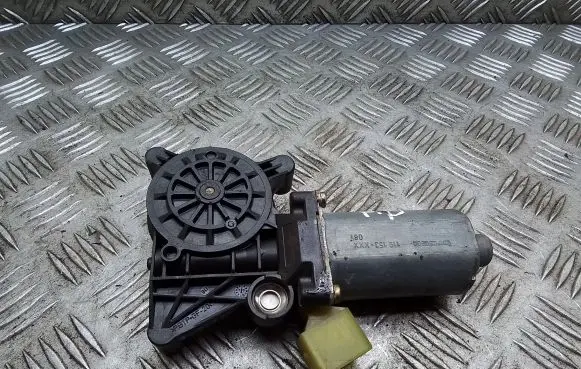Mercedes-Benz E W210 Front door window regulator motor 0130821709