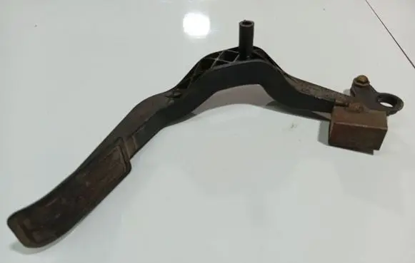 Accelerator throttle pedal