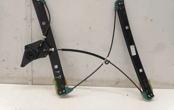 Front window lifting mechanism without motor